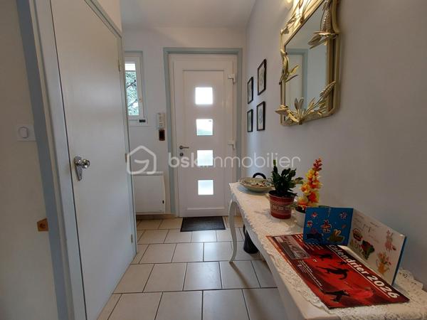 Construite en 1966 sur une belle parcelle close et arborée de 1 935 m², cette maison traditionnelle aux beaux volumes saura séduire les familles en quête d’espace, de confort et de tranquillité.

Dès l’arrivée, vous découvrirez un environnement agréable et verdoyant, sublimé par des extérieurs soigneusement aménagés avec piscine (8X4), pool house et vaste terrasse propice aux moments de convivialité.

Le rez-de-chaussée accueille un grand espace de réception avec coin bar et espace détente équipé d’un point d’eau, idéal pour recevoir famille et amis dans une ambiance conviviale. Cet espace donne directement accès à la terrasse et aux extérieurs. En demi-niveau et demi sous-sol, la maison dispose également d’une chambre avec salle d’eau, d’un WC séparé, d’une buanderie ainsi que de plusieurs espaces de rangement.

À l’étage, un couloir dessert une cuisine indépendante aménagée et équipée, un séjour lumineux, trois chambres, une salle de bain, un WC séparé ainsi que de nombreux placards et penderies.

Le chauffage est assuré par des radiateurs électriques complétés par le poêle à granulés installé dans l’espace de vie du rez-de-chaussée.

Côté annexes, le bien bénéficie d’un double garage avec cave à l’arrière, d’un atelier attenant à la maison et de combles perdus au-dessus.

Cette propriété offre un fort potentiel pour accueillir une grande famille, recevoir des proches ou simplement profiter d’un cadre de vie privilégié avec de beaux espaces intérieurs et extérieurs.

Un bien rare sur le secteur, alliant charme, fonctionnalité et qualité de vie.