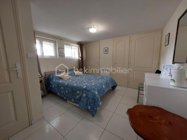 Construite en 1966 sur une belle parcelle close et arborée de 1 935 m², cette maison traditionnelle aux beaux volumes saura séduire les familles en quête d’espace, de confort et de tranquillité.

Dès l’arrivée, vous découvrirez un environnement agréable et verdoyant, sublimé par des extérieurs soigneusement aménagés avec piscine (8X4), pool house et vaste terrasse propice aux moments de convivialité.

Le rez-de-chaussée accueille un grand espace de réception avec coin bar et espace détente équipé d’un point d’eau, idéal pour recevoir famille et amis dans une ambiance conviviale. Cet espace donne directement accès à la terrasse et aux extérieurs. En demi-niveau et demi sous-sol, la maison dispose également d’une chambre avec salle d’eau, d’un WC séparé, d’une buanderie ainsi que de plusieurs espaces de rangement.

À l’étage, un couloir dessert une cuisine indépendante aménagée et équipée, un séjour lumineux, trois chambres, une salle de bain, un WC séparé ainsi que de nombreux placards et penderies.

Le chauffage est assuré par des radiateurs électriques complétés par le poêle à granulés installé dans l’espace de vie du rez-de-chaussée.

Côté annexes, le bien bénéficie d’un double garage avec cave à l’arrière, d’un atelier attenant à la maison et de combles perdus au-dessus.

Cette propriété offre un fort potentiel pour accueillir une grande famille, recevoir des proches ou simplement profiter d’un cadre de vie privilégié avec de beaux espaces intérieurs et extérieurs.

Un bien rare sur le secteur, alliant charme, fonctionnalité et qualité de vie.