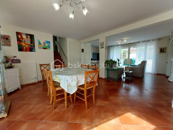 Construite en 1966 sur une belle parcelle close et arborée de 1 935 m², cette maison traditionnelle aux beaux volumes saura séduire les familles en quête d’espace, de confort et de tranquillité.

Dès l’arrivée, vous découvrirez un environnement agréable et verdoyant, sublimé par des extérieurs soigneusement aménagés avec piscine (8X4), pool house et vaste terrasse propice aux moments de convivialité.

Le rez-de-chaussée accueille un grand espace de réception avec coin bar et espace détente équipé d’un point d’eau, idéal pour recevoir famille et amis dans une ambiance conviviale. Cet espace donne directement accès à la terrasse et aux extérieurs. En demi-niveau et demi sous-sol, la maison dispose également d’une chambre avec salle d’eau, d’un WC séparé, d’une buanderie ainsi que de plusieurs espaces de rangement.

À l’étage, un couloir dessert une cuisine indépendante aménagée et équipée, un séjour lumineux, trois chambres, une salle de bain, un WC séparé ainsi que de nombreux placards et penderies.

Le chauffage est assuré par des radiateurs électriques complétés par le poêle à granulés installé dans l’espace de vie du rez-de-chaussée.

Côté annexes, le bien bénéficie d’un double garage avec cave à l’arrière, d’un atelier attenant à la maison et de combles perdus au-dessus.

Cette propriété offre un fort potentiel pour accueillir une grande famille, recevoir des proches ou simplement profiter d’un cadre de vie privilégié avec de beaux espaces intérieurs et extérieurs.

Un bien rare sur le secteur, alliant charme, fonctionnalité et qualité de vie.