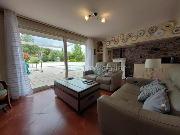 Construite en 1966 sur une belle parcelle close et arborée de 1 935 m², cette maison traditionnelle aux beaux volumes saura séduire les familles en quête d’espace, de confort et de tranquillité.

Dès l’arrivée, vous découvrirez un environnement agréable et verdoyant, sublimé par des extérieurs soigneusement aménagés avec piscine (8X4), pool house et vaste terrasse propice aux moments de convivialité.

Le rez-de-chaussée accueille un grand espace de réception avec coin bar et espace détente équipé d’un point d’eau, idéal pour recevoir famille et amis dans une ambiance conviviale. Cet espace donne directement accès à la terrasse et aux extérieurs. En demi-niveau et demi sous-sol, la maison dispose également d’une chambre avec salle d’eau, d’un WC séparé, d’une buanderie ainsi que de plusieurs espaces de rangement.

À l’étage, un couloir dessert une cuisine indépendante aménagée et équipée, un séjour lumineux, trois chambres, une salle de bain, un WC séparé ainsi que de nombreux placards et penderies.

Le chauffage est assuré par des radiateurs électriques complétés par le poêle à granulés installé dans l’espace de vie du rez-de-chaussée.

Côté annexes, le bien bénéficie d’un double garage avec cave à l’arrière, d’un atelier attenant à la maison et de combles perdus au-dessus.

Cette propriété offre un fort potentiel pour accueillir une grande famille, recevoir des proches ou simplement profiter d’un cadre de vie privilégié avec de beaux espaces intérieurs et extérieurs.

Un bien rare sur le secteur, alliant charme, fonctionnalité et qualité de vie.