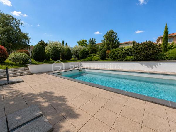 Construite en 1966 sur une belle parcelle close et arborée de 1 935 m², cette maison traditionnelle aux beaux volumes saura séduire les familles en quête d’espace, de confort et de tranquillité.

Dès l’arrivée, vous découvrirez un environnement agréable et verdoyant, sublimé par des extérieurs soigneusement aménagés avec piscine (8X4), pool house et vaste terrasse propice aux moments de convivialité.

Le rez-de-chaussée accueille un grand espace de réception avec coin bar et espace détente équipé d’un point d’eau, idéal pour recevoir famille et amis dans une ambiance conviviale. Cet espace donne directement accès à la terrasse et aux extérieurs. En demi-niveau et demi sous-sol, la maison dispose également d’une chambre avec salle d’eau, d’un WC séparé, d’une buanderie ainsi que de plusieurs espaces de rangement.

À l’étage, un couloir dessert une cuisine indépendante aménagée et équipée, un séjour lumineux, trois chambres, une salle de bain, un WC séparé ainsi que de nombreux placards et penderies.

Le chauffage est assuré par des radiateurs électriques complétés par le poêle à granulés installé dans l’espace de vie du rez-de-chaussée.

Côté annexes, le bien bénéficie d’un double garage avec cave à l’arrière, d’un atelier attenant à la maison et de combles perdus au-dessus.

Cette propriété offre un fort potentiel pour accueillir une grande famille, recevoir des proches ou simplement profiter d’un cadre de vie privilégié avec de beaux espaces intérieurs et extérieurs.

Un bien rare sur le secteur, alliant charme, fonctionnalité et qualité de vie.