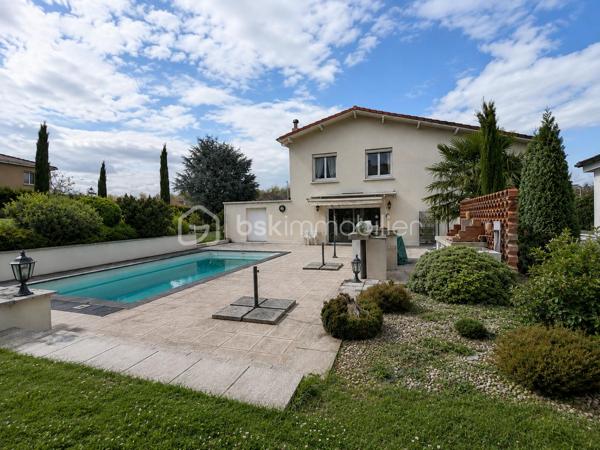 Construite en 1966 sur une belle parcelle close et arborée de 1 935 m², cette maison traditionnelle aux beaux volumes saura séduire les familles en quête d’espace, de confort et de tranquillité.

Dès l’arrivée, vous découvrirez un environnement agréable et verdoyant, sublimé par des extérieurs soigneusement aménagés avec piscine (8X4), pool house et vaste terrasse propice aux moments de convivialité.

Le rez-de-chaussée accueille un grand espace de réception avec coin bar et espace détente équipé d’un point d’eau, idéal pour recevoir famille et amis dans une ambiance conviviale. Cet espace donne directement accès à la terrasse et aux extérieurs. En demi-niveau et demi sous-sol, la maison dispose également d’une chambre avec salle d’eau, d’un WC séparé, d’une buanderie ainsi que de plusieurs espaces de rangement.

À l’étage, un couloir dessert une cuisine indépendante aménagée et équipée, un séjour lumineux, trois chambres, une salle de bain, un WC séparé ainsi que de nombreux placards et penderies.

Le chauffage est assuré par des radiateurs électriques complétés par le poêle à granulés installé dans l’espace de vie du rez-de-chaussée.

Côté annexes, le bien bénéficie d’un double garage avec cave à l’arrière, d’un atelier attenant à la maison et de combles perdus au-dessus.

Cette propriété offre un fort potentiel pour accueillir une grande famille, recevoir des proches ou simplement profiter d’un cadre de vie privilégié avec de beaux espaces intérieurs et extérieurs.

Un bien rare sur le secteur, alliant charme, fonctionnalité et qualité de vie.