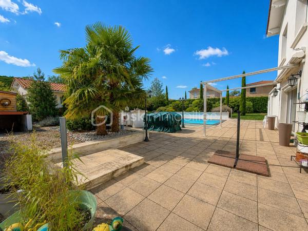 Construite en 1966 sur une belle parcelle close et arborée de 1 935 m², cette maison traditionnelle aux beaux volumes saura séduire les familles en quête d’espace, de confort et de tranquillité.

Dès l’arrivée, vous découvrirez un environnement agréable et verdoyant, sublimé par des extérieurs soigneusement aménagés avec piscine (8X4), pool house et vaste terrasse propice aux moments de convivialité.

Le rez-de-chaussée accueille un grand espace de réception avec coin bar et espace détente équipé d’un point d’eau, idéal pour recevoir famille et amis dans une ambiance conviviale. Cet espace donne directement accès à la terrasse et aux extérieurs. En demi-niveau et demi sous-sol, la maison dispose également d’une chambre avec salle d’eau, d’un WC séparé, d’une buanderie ainsi que de plusieurs espaces de rangement.

À l’étage, un couloir dessert une cuisine indépendante aménagée et équipée, un séjour lumineux, trois chambres, une salle de bain, un WC séparé ainsi que de nombreux placards et penderies.

Le chauffage est assuré par des radiateurs électriques complétés par le poêle à granulés installé dans l’espace de vie du rez-de-chaussée.

Côté annexes, le bien bénéficie d’un double garage avec cave à l’arrière, d’un atelier attenant à la maison et de combles perdus au-dessus.

Cette propriété offre un fort potentiel pour accueillir une grande famille, recevoir des proches ou simplement profiter d’un cadre de vie privilégié avec de beaux espaces intérieurs et extérieurs.

Un bien rare sur le secteur, alliant charme, fonctionnalité et qualité de vie.