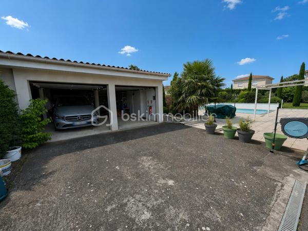 Construite en 1966 sur une belle parcelle close et arborée de 1 935 m², cette maison traditionnelle aux beaux volumes saura séduire les familles en quête d’espace, de confort et de tranquillité.

Dès l’arrivée, vous découvrirez un environnement agréable et verdoyant, sublimé par des extérieurs soigneusement aménagés avec piscine (8X4), pool house et vaste terrasse propice aux moments de convivialité.

Le rez-de-chaussée accueille un grand espace de réception avec coin bar et espace détente équipé d’un point d’eau, idéal pour recevoir famille et amis dans une ambiance conviviale. Cet espace donne directement accès à la terrasse et aux extérieurs. En demi-niveau et demi sous-sol, la maison dispose également d’une chambre avec salle d’eau, d’un WC séparé, d’une buanderie ainsi que de plusieurs espaces de rangement.

À l’étage, un couloir dessert une cuisine indépendante aménagée et équipée, un séjour lumineux, trois chambres, une salle de bain, un WC séparé ainsi que de nombreux placards et penderies.

Le chauffage est assuré par des radiateurs électriques complétés par le poêle à granulés installé dans l’espace de vie du rez-de-chaussée.

Côté annexes, le bien bénéficie d’un double garage avec cave à l’arrière, d’un atelier attenant à la maison et de combles perdus au-dessus.

Cette propriété offre un fort potentiel pour accueillir une grande famille, recevoir des proches ou simplement profiter d’un cadre de vie privilégié avec de beaux espaces intérieurs et extérieurs.

Un bien rare sur le secteur, alliant charme, fonctionnalité et qualité de vie.