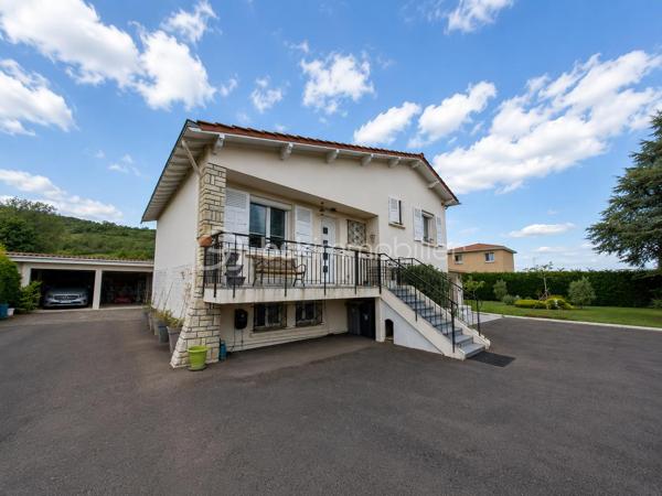 Construite en 1966 sur une belle parcelle close et arborée de 1 935 m², cette maison traditionnelle aux beaux volumes saura séduire les familles en quête d’espace, de confort et de tranquillité.

Dès l’arrivée, vous découvrirez un environnement agréable et verdoyant, sublimé par des extérieurs soigneusement aménagés avec piscine (8X4), pool house et vaste terrasse propice aux moments de convivialité.

Le rez-de-chaussée accueille un grand espace de réception avec coin bar et espace détente équipé d’un point d’eau, idéal pour recevoir famille et amis dans une ambiance conviviale. Cet espace donne directement accès à la terrasse et aux extérieurs. En demi-niveau et demi sous-sol, la maison dispose également d’une chambre avec salle d’eau, d’un WC séparé, d’une buanderie ainsi que de plusieurs espaces de rangement.

À l’étage, un couloir dessert une cuisine indépendante aménagée et équipée, un séjour lumineux, trois chambres, une salle de bain, un WC séparé ainsi que de nombreux placards et penderies.

Le chauffage est assuré par des radiateurs électriques complétés par le poêle à granulés installé dans l’espace de vie du rez-de-chaussée.

Côté annexes, le bien bénéficie d’un double garage avec cave à l’arrière, d’un atelier attenant à la maison et de combles perdus au-dessus.

Cette propriété offre un fort potentiel pour accueillir une grande famille, recevoir des proches ou simplement profiter d’un cadre de vie privilégié avec de beaux espaces intérieurs et extérieurs.

Un bien rare sur le secteur, alliant charme, fonctionnalité et qualité de vie.