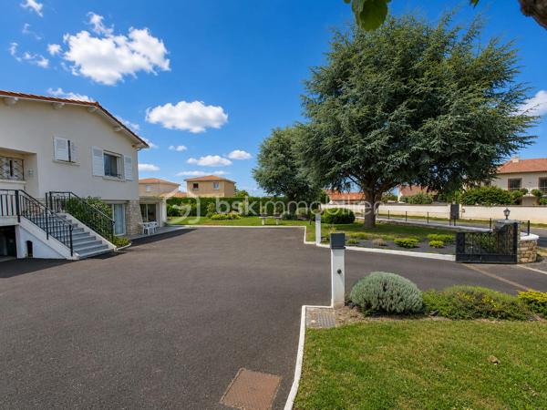 Construite en 1966 sur une belle parcelle close et arborée de 1 935 m², cette maison traditionnelle aux beaux volumes saura séduire les familles en quête d’espace, de confort et de tranquillité.

Dès l’arrivée, vous découvrirez un environnement agréable et verdoyant, sublimé par des extérieurs soigneusement aménagés avec piscine (8X4), pool house et vaste terrasse propice aux moments de convivialité.

Le rez-de-chaussée accueille un grand espace de réception avec coin bar et espace détente équipé d’un point d’eau, idéal pour recevoir famille et amis dans une ambiance conviviale. Cet espace donne directement accès à la terrasse et aux extérieurs. En demi-niveau et demi sous-sol, la maison dispose également d’une chambre avec salle d’eau, d’un WC séparé, d’une buanderie ainsi que de plusieurs espaces de rangement.

À l’étage, un couloir dessert une cuisine indépendante aménagée et équipée, un séjour lumineux, trois chambres, une salle de bain, un WC séparé ainsi que de nombreux placards et penderies.

Le chauffage est assuré par des radiateurs électriques complétés par le poêle à granulés installé dans l’espace de vie du rez-de-chaussée.

Côté annexes, le bien bénéficie d’un double garage avec cave à l’arrière, d’un atelier attenant à la maison et de combles perdus au-dessus.

Cette propriété offre un fort potentiel pour accueillir une grande famille, recevoir des proches ou simplement profiter d’un cadre de vie privilégié avec de beaux espaces intérieurs et extérieurs.

Un bien rare sur le secteur, alliant charme, fonctionnalité et qualité de vie.