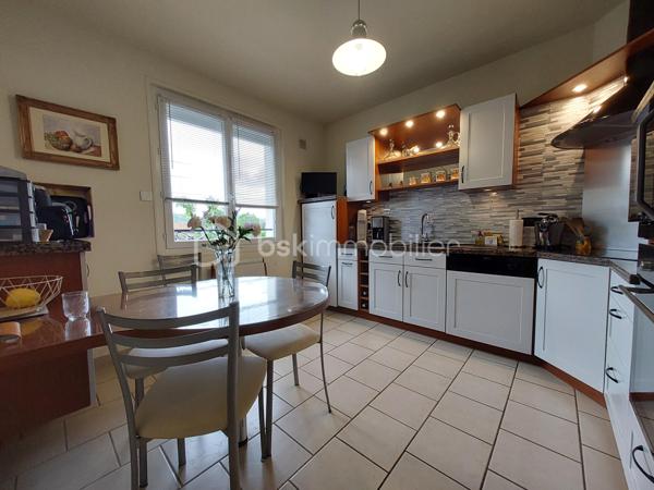 Construite en 1966 sur une belle parcelle close et arborée de 1 935 m², cette maison traditionnelle aux beaux volumes saura séduire les familles en quête d’espace, de confort et de tranquillité.

Dès l’arrivée, vous découvrirez un environnement agréable et verdoyant, sublimé par des extérieurs soigneusement aménagés avec piscine (8X4), pool house et vaste terrasse propice aux moments de convivialité.

Le rez-de-chaussée accueille un grand espace de réception avec coin bar et espace détente équipé d’un point d’eau, idéal pour recevoir famille et amis dans une ambiance conviviale. Cet espace donne directement accès à la terrasse et aux extérieurs. En demi-niveau et demi sous-sol, la maison dispose également d’une chambre avec salle d’eau, d’un WC séparé, d’une buanderie ainsi que de plusieurs espaces de rangement.

À l’étage, un couloir dessert une cuisine indépendante aménagée et équipée, un séjour lumineux, trois chambres, une salle de bain, un WC séparé ainsi que de nombreux placards et penderies.

Le chauffage est assuré par des radiateurs électriques complétés par le poêle à granulés installé dans l’espace de vie du rez-de-chaussée.

Côté annexes, le bien bénéficie d’un double garage avec cave à l’arrière, d’un atelier attenant à la maison et de combles perdus au-dessus.

Cette propriété offre un fort potentiel pour accueillir une grande famille, recevoir des proches ou simplement profiter d’un cadre de vie privilégié avec de beaux espaces intérieurs et extérieurs.

Un bien rare sur le secteur, alliant charme, fonctionnalité et qualité de vie.