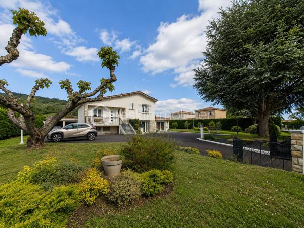 Construite en 1966 sur une belle parcelle close et arborée de 1 935 m², cette maison traditionnelle aux beaux volumes saura séduire les familles en quête d’espace, de confort et de tranquillité.

Dès l’arrivée, vous découvrirez un environnement agréable et verdoyant, sublimé par des extérieurs soigneusement aménagés avec piscine (8X4), pool house et vaste terrasse propice aux moments de convivialité.

Le rez-de-chaussée accueille un grand espace de réception avec coin bar et espace détente équipé d’un point d’eau, idéal pour recevoir famille et amis dans une ambiance conviviale. Cet espace donne directement accès à la terrasse et aux extérieurs. En demi-niveau et demi sous-sol, la maison dispose également d’une chambre avec salle d’eau, d’un WC séparé, d’une buanderie ainsi que de plusieurs espaces de rangement.

À l’étage, un couloir dessert une cuisine indépendante aménagée et équipée, un séjour lumineux, trois chambres, une salle de bain, un WC séparé ainsi que de nombreux placards et penderies.

Le chauffage est assuré par des radiateurs électriques complétés par le poêle à granulés installé dans l’espace de vie du rez-de-chaussée.

Côté annexes, le bien bénéficie d’un double garage avec cave à l’arrière, d’un atelier attenant à la maison et de combles perdus au-dessus.

Cette propriété offre un fort potentiel pour accueillir une grande famille, recevoir des proches ou simplement profiter d’un cadre de vie privilégié avec de beaux espaces intérieurs et extérieurs.

Un bien rare sur le secteur, alliant charme, fonctionnalité et qualité de vie.
