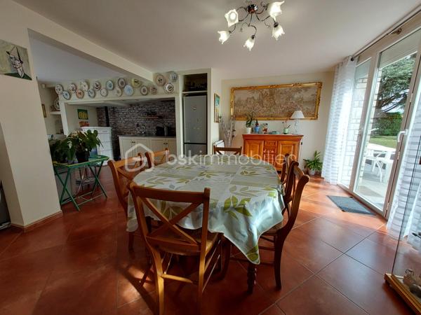 Construite en 1966 sur une belle parcelle close et arborée de 1 935 m², cette maison traditionnelle aux beaux volumes saura séduire les familles en quête d’espace, de confort et de tranquillité.

Dès l’arrivée, vous découvrirez un environnement agréable et verdoyant, sublimé par des extérieurs soigneusement aménagés avec piscine (8X4), pool house et vaste terrasse propice aux moments de convivialité.

Le rez-de-chaussée accueille un grand espace de réception avec coin bar et espace détente équipé d’un point d’eau, idéal pour recevoir famille et amis dans une ambiance conviviale. Cet espace donne directement accès à la terrasse et aux extérieurs. En demi-niveau et demi sous-sol, la maison dispose également d’une chambre avec salle d’eau, d’un WC séparé, d’une buanderie ainsi que de plusieurs espaces de rangement.

À l’étage, un couloir dessert une cuisine indépendante aménagée et équipée, un séjour lumineux, trois chambres, une salle de bain, un WC séparé ainsi que de nombreux placards et penderies.

Le chauffage est assuré par des radiateurs électriques complétés par le poêle à granulés installé dans l’espace de vie du rez-de-chaussée.

Côté annexes, le bien bénéficie d’un double garage avec cave à l’arrière, d’un atelier attenant à la maison et de combles perdus au-dessus.

Cette propriété offre un fort potentiel pour accueillir une grande famille, recevoir des proches ou simplement profiter d’un cadre de vie privilégié avec de beaux espaces intérieurs et extérieurs.

Un bien rare sur le secteur, alliant charme, fonctionnalité et qualité de vie.