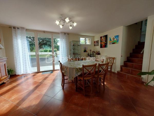 Construite en 1966 sur une belle parcelle close et arborée de 1 935 m², cette maison traditionnelle aux beaux volumes saura séduire les familles en quête d’espace, de confort et de tranquillité.

Dès l’arrivée, vous découvrirez un environnement agréable et verdoyant, sublimé par des extérieurs soigneusement aménagés avec piscine (8X4), pool house et vaste terrasse propice aux moments de convivialité.

Le rez-de-chaussée accueille un grand espace de réception avec coin bar et espace détente équipé d’un point d’eau, idéal pour recevoir famille et amis dans une ambiance conviviale. Cet espace donne directement accès à la terrasse et aux extérieurs. En demi-niveau et demi sous-sol, la maison dispose également d’une chambre avec salle d’eau, d’un WC séparé, d’une buanderie ainsi que de plusieurs espaces de rangement.

À l’étage, un couloir dessert une cuisine indépendante aménagée et équipée, un séjour lumineux, trois chambres, une salle de bain, un WC séparé ainsi que de nombreux placards et penderies.

Le chauffage est assuré par des radiateurs électriques complétés par le poêle à granulés installé dans l’espace de vie du rez-de-chaussée.

Côté annexes, le bien bénéficie d’un double garage avec cave à l’arrière, d’un atelier attenant à la maison et de combles perdus au-dessus.

Cette propriété offre un fort potentiel pour accueillir une grande famille, recevoir des proches ou simplement profiter d’un cadre de vie privilégié avec de beaux espaces intérieurs et extérieurs.

Un bien rare sur le secteur, alliant charme, fonctionnalité et qualité de vie.