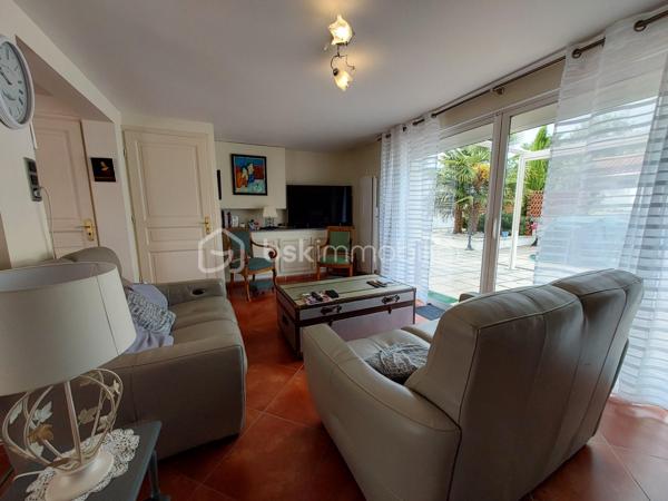 Construite en 1966 sur une belle parcelle close et arborée de 1 935 m², cette maison traditionnelle aux beaux volumes saura séduire les familles en quête d’espace, de confort et de tranquillité.

Dès l’arrivée, vous découvrirez un environnement agréable et verdoyant, sublimé par des extérieurs soigneusement aménagés avec piscine (8X4), pool house et vaste terrasse propice aux moments de convivialité.

Le rez-de-chaussée accueille un grand espace de réception avec coin bar et espace détente équipé d’un point d’eau, idéal pour recevoir famille et amis dans une ambiance conviviale. Cet espace donne directement accès à la terrasse et aux extérieurs. En demi-niveau et demi sous-sol, la maison dispose également d’une chambre avec salle d’eau, d’un WC séparé, d’une buanderie ainsi que de plusieurs espaces de rangement.

À l’étage, un couloir dessert une cuisine indépendante aménagée et équipée, un séjour lumineux, trois chambres, une salle de bain, un WC séparé ainsi que de nombreux placards et penderies.

Le chauffage est assuré par des radiateurs électriques complétés par le poêle à granulés installé dans l’espace de vie du rez-de-chaussée.

Côté annexes, le bien bénéficie d’un double garage avec cave à l’arrière, d’un atelier attenant à la maison et de combles perdus au-dessus.

Cette propriété offre un fort potentiel pour accueillir une grande famille, recevoir des proches ou simplement profiter d’un cadre de vie privilégié avec de beaux espaces intérieurs et extérieurs.

Un bien rare sur le secteur, alliant charme, fonctionnalité et qualité de vie.