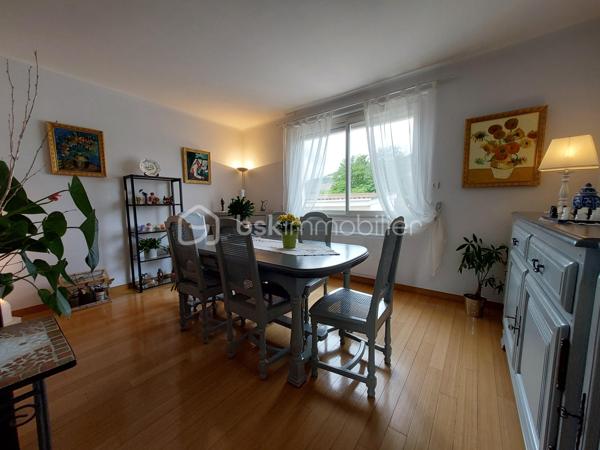 Construite en 1966 sur une belle parcelle close et arborée de 1 935 m², cette maison traditionnelle aux beaux volumes saura séduire les familles en quête d’espace, de confort et de tranquillité.

Dès l’arrivée, vous découvrirez un environnement agréable et verdoyant, sublimé par des extérieurs soigneusement aménagés avec piscine (8X4), pool house et vaste terrasse propice aux moments de convivialité.

Le rez-de-chaussée accueille un grand espace de réception avec coin bar et espace détente équipé d’un point d’eau, idéal pour recevoir famille et amis dans une ambiance conviviale. Cet espace donne directement accès à la terrasse et aux extérieurs. En demi-niveau et demi sous-sol, la maison dispose également d’une chambre avec salle d’eau, d’un WC séparé, d’une buanderie ainsi que de plusieurs espaces de rangement.

À l’étage, un couloir dessert une cuisine indépendante aménagée et équipée, un séjour lumineux, trois chambres, une salle de bain, un WC séparé ainsi que de nombreux placards et penderies.

Le chauffage est assuré par des radiateurs électriques complétés par le poêle à granulés installé dans l’espace de vie du rez-de-chaussée.

Côté annexes, le bien bénéficie d’un double garage avec cave à l’arrière, d’un atelier attenant à la maison et de combles perdus au-dessus.

Cette propriété offre un fort potentiel pour accueillir une grande famille, recevoir des proches ou simplement profiter d’un cadre de vie privilégié avec de beaux espaces intérieurs et extérieurs.

Un bien rare sur le secteur, alliant charme, fonctionnalité et qualité de vie.