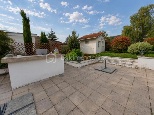 Construite en 1966 sur une belle parcelle close et arborée de 1 935 m², cette maison traditionnelle aux beaux volumes saura séduire les familles en quête d’espace, de confort et de tranquillité.

Dès l’arrivée, vous découvrirez un environnement agréable et verdoyant, sublimé par des extérieurs soigneusement aménagés avec piscine (8X4), pool house et vaste terrasse propice aux moments de convivialité.

Le rez-de-chaussée accueille un grand espace de réception avec coin bar et espace détente équipé d’un point d’eau, idéal pour recevoir famille et amis dans une ambiance conviviale. Cet espace donne directement accès à la terrasse et aux extérieurs. En demi-niveau et demi sous-sol, la maison dispose également d’une chambre avec salle d’eau, d’un WC séparé, d’une buanderie ainsi que de plusieurs espaces de rangement.

À l’étage, un couloir dessert une cuisine indépendante aménagée et équipée, un séjour lumineux, trois chambres, une salle de bain, un WC séparé ainsi que de nombreux placards et penderies.

Le chauffage est assuré par des radiateurs électriques complétés par le poêle à granulés installé dans l’espace de vie du rez-de-chaussée.

Côté annexes, le bien bénéficie d’un double garage avec cave à l’arrière, d’un atelier attenant à la maison et de combles perdus au-dessus.

Cette propriété offre un fort potentiel pour accueillir une grande famille, recevoir des proches ou simplement profiter d’un cadre de vie privilégié avec de beaux espaces intérieurs et extérieurs.

Un bien rare sur le secteur, alliant charme, fonctionnalité et qualité de vie.