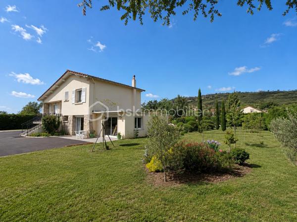 Construite en 1966 sur une belle parcelle close et arborée de 1 935 m², cette maison traditionnelle aux beaux volumes saura séduire les familles en quête d’espace, de confort et de tranquillité.

Dès l’arrivée, vous découvrirez un environnement agréable et verdoyant, sublimé par des extérieurs soigneusement aménagés avec piscine (8X4), pool house et vaste terrasse propice aux moments de convivialité.

Le rez-de-chaussée accueille un grand espace de réception avec coin bar et espace détente équipé d’un point d’eau, idéal pour recevoir famille et amis dans une ambiance conviviale. Cet espace donne directement accès à la terrasse et aux extérieurs. En demi-niveau et demi sous-sol, la maison dispose également d’une chambre avec salle d’eau, d’un WC séparé, d’une buanderie ainsi que de plusieurs espaces de rangement.

À l’étage, un couloir dessert une cuisine indépendante aménagée et équipée, un séjour lumineux, trois chambres, une salle de bain, un WC séparé ainsi que de nombreux placards et penderies.

Le chauffage est assuré par des radiateurs électriques complétés par le poêle à granulés installé dans l’espace de vie du rez-de-chaussée.

Côté annexes, le bien bénéficie d’un double garage avec cave à l’arrière, d’un atelier attenant à la maison et de combles perdus au-dessus.

Cette propriété offre un fort potentiel pour accueillir une grande famille, recevoir des proches ou simplement profiter d’un cadre de vie privilégié avec de beaux espaces intérieurs et extérieurs.

Un bien rare sur le secteur, alliant charme, fonctionnalité et qualité de vie.