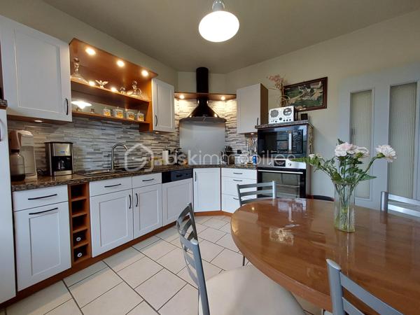 Construite en 1966 sur une belle parcelle close et arborée de 1 935 m², cette maison traditionnelle aux beaux volumes saura séduire les familles en quête d’espace, de confort et de tranquillité.

Dès l’arrivée, vous découvrirez un environnement agréable et verdoyant, sublimé par des extérieurs soigneusement aménagés avec piscine (8X4), pool house et vaste terrasse propice aux moments de convivialité.

Le rez-de-chaussée accueille un grand espace de réception avec coin bar et espace détente équipé d’un point d’eau, idéal pour recevoir famille et amis dans une ambiance conviviale. Cet espace donne directement accès à la terrasse et aux extérieurs. En demi-niveau et demi sous-sol, la maison dispose également d’une chambre avec salle d’eau, d’un WC séparé, d’une buanderie ainsi que de plusieurs espaces de rangement.

À l’étage, un couloir dessert une cuisine indépendante aménagée et équipée, un séjour lumineux, trois chambres, une salle de bain, un WC séparé ainsi que de nombreux placards et penderies.

Le chauffage est assuré par des radiateurs électriques complétés par le poêle à granulés installé dans l’espace de vie du rez-de-chaussée.

Côté annexes, le bien bénéficie d’un double garage avec cave à l’arrière, d’un atelier attenant à la maison et de combles perdus au-dessus.

Cette propriété offre un fort potentiel pour accueillir une grande famille, recevoir des proches ou simplement profiter d’un cadre de vie privilégié avec de beaux espaces intérieurs et extérieurs.

Un bien rare sur le secteur, alliant charme, fonctionnalité et qualité de vie.