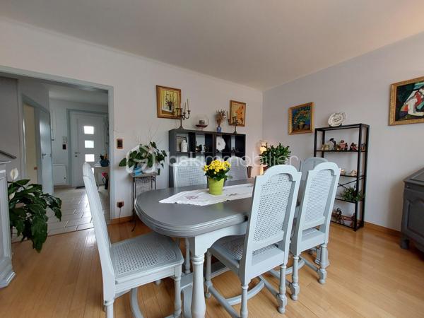 Construite en 1966 sur une belle parcelle close et arborée de 1 935 m², cette maison traditionnelle aux beaux volumes saura séduire les familles en quête d’espace, de confort et de tranquillité.

Dès l’arrivée, vous découvrirez un environnement agréable et verdoyant, sublimé par des extérieurs soigneusement aménagés avec piscine (8X4), pool house et vaste terrasse propice aux moments de convivialité.

Le rez-de-chaussée accueille un grand espace de réception avec coin bar et espace détente équipé d’un point d’eau, idéal pour recevoir famille et amis dans une ambiance conviviale. Cet espace donne directement accès à la terrasse et aux extérieurs. En demi-niveau et demi sous-sol, la maison dispose également d’une chambre avec salle d’eau, d’un WC séparé, d’une buanderie ainsi que de plusieurs espaces de rangement.

À l’étage, un couloir dessert une cuisine indépendante aménagée et équipée, un séjour lumineux, trois chambres, une salle de bain, un WC séparé ainsi que de nombreux placards et penderies.

Le chauffage est assuré par des radiateurs électriques complétés par le poêle à granulés installé dans l’espace de vie du rez-de-chaussée.

Côté annexes, le bien bénéficie d’un double garage avec cave à l’arrière, d’un atelier attenant à la maison et de combles perdus au-dessus.

Cette propriété offre un fort potentiel pour accueillir une grande famille, recevoir des proches ou simplement profiter d’un cadre de vie privilégié avec de beaux espaces intérieurs et extérieurs.

Un bien rare sur le secteur, alliant charme, fonctionnalité et qualité de vie.