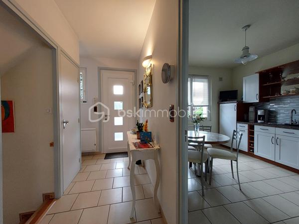 Construite en 1966 sur une belle parcelle close et arborée de 1 935 m², cette maison traditionnelle aux beaux volumes saura séduire les familles en quête d’espace, de confort et de tranquillité.

Dès l’arrivée, vous découvrirez un environnement agréable et verdoyant, sublimé par des extérieurs soigneusement aménagés avec piscine (8X4), pool house et vaste terrasse propice aux moments de convivialité.

Le rez-de-chaussée accueille un grand espace de réception avec coin bar et espace détente équipé d’un point d’eau, idéal pour recevoir famille et amis dans une ambiance conviviale. Cet espace donne directement accès à la terrasse et aux extérieurs. En demi-niveau et demi sous-sol, la maison dispose également d’une chambre avec salle d’eau, d’un WC séparé, d’une buanderie ainsi que de plusieurs espaces de rangement.

À l’étage, un couloir dessert une cuisine indépendante aménagée et équipée, un séjour lumineux, trois chambres, une salle de bain, un WC séparé ainsi que de nombreux placards et penderies.

Le chauffage est assuré par des radiateurs électriques complétés par le poêle à granulés installé dans l’espace de vie du rez-de-chaussée.

Côté annexes, le bien bénéficie d’un double garage avec cave à l’arrière, d’un atelier attenant à la maison et de combles perdus au-dessus.

Cette propriété offre un fort potentiel pour accueillir une grande famille, recevoir des proches ou simplement profiter d’un cadre de vie privilégié avec de beaux espaces intérieurs et extérieurs.

Un bien rare sur le secteur, alliant charme, fonctionnalité et qualité de vie.