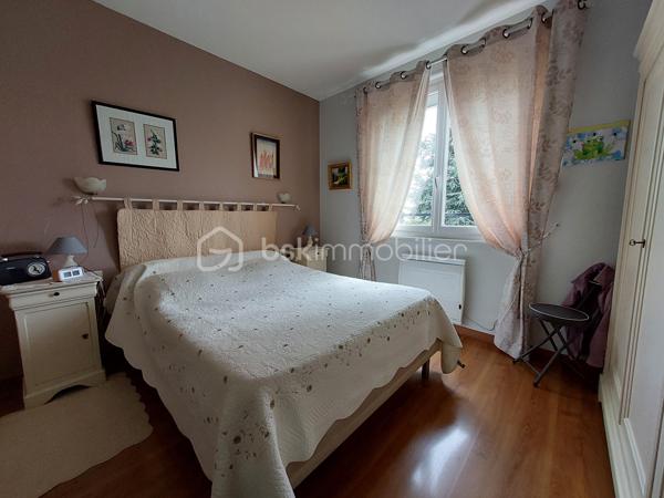 Construite en 1966 sur une belle parcelle close et arborée de 1 935 m², cette maison traditionnelle aux beaux volumes saura séduire les familles en quête d’espace, de confort et de tranquillité.

Dès l’arrivée, vous découvrirez un environnement agréable et verdoyant, sublimé par des extérieurs soigneusement aménagés avec piscine (8X4), pool house et vaste terrasse propice aux moments de convivialité.

Le rez-de-chaussée accueille un grand espace de réception avec coin bar et espace détente équipé d’un point d’eau, idéal pour recevoir famille et amis dans une ambiance conviviale. Cet espace donne directement accès à la terrasse et aux extérieurs. En demi-niveau et demi sous-sol, la maison dispose également d’une chambre avec salle d’eau, d’un WC séparé, d’une buanderie ainsi que de plusieurs espaces de rangement.

À l’étage, un couloir dessert une cuisine indépendante aménagée et équipée, un séjour lumineux, trois chambres, une salle de bain, un WC séparé ainsi que de nombreux placards et penderies.

Le chauffage est assuré par des radiateurs électriques complétés par le poêle à granulés installé dans l’espace de vie du rez-de-chaussée.

Côté annexes, le bien bénéficie d’un double garage avec cave à l’arrière, d’un atelier attenant à la maison et de combles perdus au-dessus.

Cette propriété offre un fort potentiel pour accueillir une grande famille, recevoir des proches ou simplement profiter d’un cadre de vie privilégié avec de beaux espaces intérieurs et extérieurs.

Un bien rare sur le secteur, alliant charme, fonctionnalité et qualité de vie.