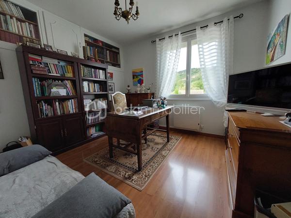 Construite en 1966 sur une belle parcelle close et arborée de 1 935 m², cette maison traditionnelle aux beaux volumes saura séduire les familles en quête d’espace, de confort et de tranquillité.

Dès l’arrivée, vous découvrirez un environnement agréable et verdoyant, sublimé par des extérieurs soigneusement aménagés avec piscine (8X4), pool house et vaste terrasse propice aux moments de convivialité.

Le rez-de-chaussée accueille un grand espace de réception avec coin bar et espace détente équipé d’un point d’eau, idéal pour recevoir famille et amis dans une ambiance conviviale. Cet espace donne directement accès à la terrasse et aux extérieurs. En demi-niveau et demi sous-sol, la maison dispose également d’une chambre avec salle d’eau, d’un WC séparé, d’une buanderie ainsi que de plusieurs espaces de rangement.

À l’étage, un couloir dessert une cuisine indépendante aménagée et équipée, un séjour lumineux, trois chambres, une salle de bain, un WC séparé ainsi que de nombreux placards et penderies.

Le chauffage est assuré par des radiateurs électriques complétés par le poêle à granulés installé dans l’espace de vie du rez-de-chaussée.

Côté annexes, le bien bénéficie d’un double garage avec cave à l’arrière, d’un atelier attenant à la maison et de combles perdus au-dessus.

Cette propriété offre un fort potentiel pour accueillir une grande famille, recevoir des proches ou simplement profiter d’un cadre de vie privilégié avec de beaux espaces intérieurs et extérieurs.

Un bien rare sur le secteur, alliant charme, fonctionnalité et qualité de vie.
