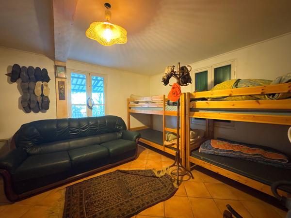 À VENDRE EN EXCLUSIVITÉ 84120 BEAUMONT-DE-PERTUIS CHALET EN BOIS SUR TERRAIN DE 3 985 m²