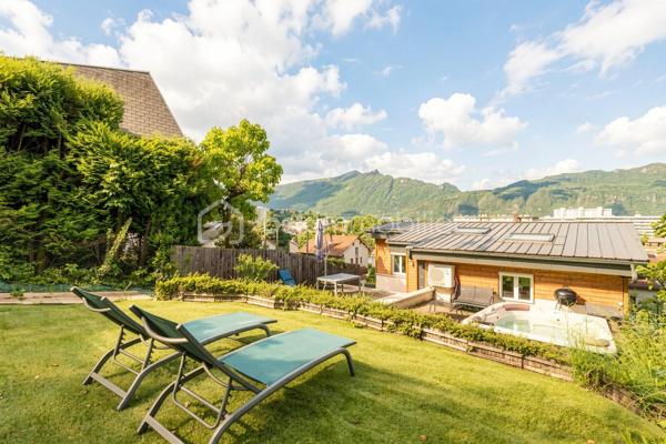 Et si vous profitiez d’un appartement offrant l’esprit d’une petite maison avec son jardin privatif et son espace détente ?

Situé au 2ème et dernier étage d’une petite copropriété de seulement 3 lots, ce charmant 2 pièces entièrement rénové en 2021 séduira immédiatement les amateurs de biens chaleureux, lumineux et parfaitement optimisés.

Dès l’entrée, l’atmosphère est agréable et conviviale. La pièce de vie avec cuisine ouverte profite d’une belle luminosité grâce à sa double exposition Est/Ouest, créant une ambiance douce et accueillante tout au long de la journée.
L’espace nuit propose une belle chambre avec placard intégré, une salle d’eau moderne ainsi qu’un WC indépendant avec espace buanderie.

Mais le véritable coup de cœur se trouve à l’extérieur.
Rare pour un appartement, ce bien bénéficie d’environ 200 m² d’espaces extérieurs avec :
- deux terrasses,
- un jardin privatif,
- et un jacuzzi invitant à profiter pleinement des beaux jours dans une ambiance intimiste et relaxante.

Climatisation réversible, nombreux rangements, rénovation récente et petite copropriété : tout a été pensé pour offrir un cadre de vie confortable et sans travaux.

Un bien idéal pour un couple, un premier achat ou un pied-à-terre recherchant confort, extérieur et qualité de vie à Aix-les-Bains.