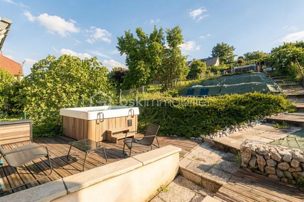Et si vous profitiez d’un appartement offrant l’esprit d’une petite maison avec son jardin privatif et son espace détente ?

Situé au 2ème et dernier étage d’une petite copropriété de seulement 3 lots, ce charmant 2 pièces entièrement rénové en 2021 séduira immédiatement les amateurs de biens chaleureux, lumineux et parfaitement optimisés.

Dès l’entrée, l’atmosphère est agréable et conviviale. La pièce de vie avec cuisine ouverte profite d’une belle luminosité grâce à sa double exposition Est/Ouest, créant une ambiance douce et accueillante tout au long de la journée.
L’espace nuit propose une belle chambre avec placard intégré, une salle d’eau moderne ainsi qu’un WC indépendant avec espace buanderie.

Mais le véritable coup de cœur se trouve à l’extérieur.
Rare pour un appartement, ce bien bénéficie d’environ 200 m² d’espaces extérieurs avec :
- deux terrasses,
- un jardin privatif,
- et un jacuzzi invitant à profiter pleinement des beaux jours dans une ambiance intimiste et relaxante.

Climatisation réversible, nombreux rangements, rénovation récente et petite copropriété : tout a été pensé pour offrir un cadre de vie confortable et sans travaux.

Un bien idéal pour un couple, un premier achat ou un pied-à-terre recherchant confort, extérieur et qualité de vie à Aix-les-Bains.