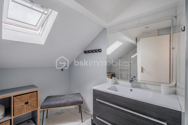Et si vous profitiez d’un appartement offrant l’esprit d’une petite maison avec son jardin privatif et son espace détente ?

Situé au 2ème et dernier étage d’une petite copropriété de seulement 3 lots, ce charmant 2 pièces entièrement rénové en 2021 séduira immédiatement les amateurs de biens chaleureux, lumineux et parfaitement optimisés.

Dès l’entrée, l’atmosphère est agréable et conviviale. La pièce de vie avec cuisine ouverte profite d’une belle luminosité grâce à sa double exposition Est/Ouest, créant une ambiance douce et accueillante tout au long de la journée.
L’espace nuit propose une belle chambre avec placard intégré, une salle d’eau moderne ainsi qu’un WC indépendant avec espace buanderie.

Mais le véritable coup de cœur se trouve à l’extérieur.
Rare pour un appartement, ce bien bénéficie d’environ 200 m² d’espaces extérieurs avec :
- deux terrasses,
- un jardin privatif,
- et un jacuzzi invitant à profiter pleinement des beaux jours dans une ambiance intimiste et relaxante.

Climatisation réversible, nombreux rangements, rénovation récente et petite copropriété : tout a été pensé pour offrir un cadre de vie confortable et sans travaux.

Un bien idéal pour un couple, un premier achat ou un pied-à-terre recherchant confort, extérieur et qualité de vie à Aix-les-Bains.