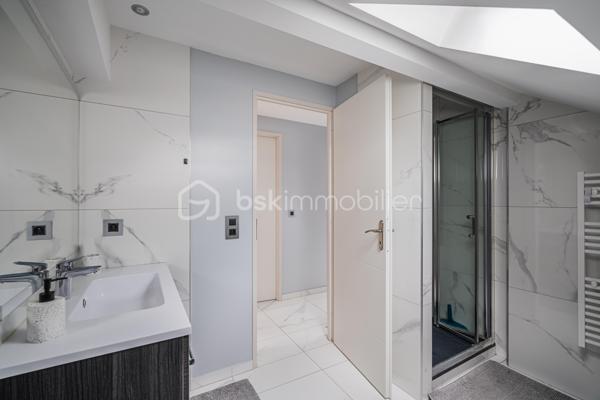 Et si vous profitiez d’un appartement offrant l’esprit d’une petite maison avec son jardin privatif et son espace détente ?

Situé au 2ème et dernier étage d’une petite copropriété de seulement 3 lots, ce charmant 2 pièces entièrement rénové en 2021 séduira immédiatement les amateurs de biens chaleureux, lumineux et parfaitement optimisés.

Dès l’entrée, l’atmosphère est agréable et conviviale. La pièce de vie avec cuisine ouverte profite d’une belle luminosité grâce à sa double exposition Est/Ouest, créant une ambiance douce et accueillante tout au long de la journée.
L’espace nuit propose une belle chambre avec placard intégré, une salle d’eau moderne ainsi qu’un WC indépendant avec espace buanderie.

Mais le véritable coup de cœur se trouve à l’extérieur.
Rare pour un appartement, ce bien bénéficie d’environ 200 m² d’espaces extérieurs avec :
- deux terrasses,
- un jardin privatif,
- et un jacuzzi invitant à profiter pleinement des beaux jours dans une ambiance intimiste et relaxante.

Climatisation réversible, nombreux rangements, rénovation récente et petite copropriété : tout a été pensé pour offrir un cadre de vie confortable et sans travaux.

Un bien idéal pour un couple, un premier achat ou un pied-à-terre recherchant confort, extérieur et qualité de vie à Aix-les-Bains.