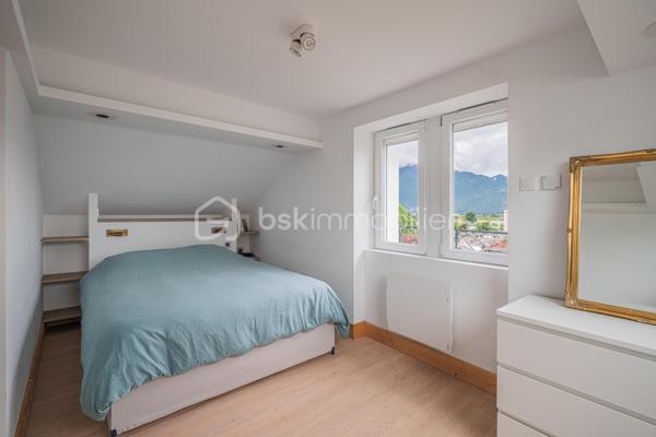 Et si vous profitiez d’un appartement offrant l’esprit d’une petite maison avec son jardin privatif et son espace détente ?

Situé au 2ème et dernier étage d’une petite copropriété de seulement 3 lots, ce charmant 2 pièces entièrement rénové en 2021 séduira immédiatement les amateurs de biens chaleureux, lumineux et parfaitement optimisés.

Dès l’entrée, l’atmosphère est agréable et conviviale. La pièce de vie avec cuisine ouverte profite d’une belle luminosité grâce à sa double exposition Est/Ouest, créant une ambiance douce et accueillante tout au long de la journée.
L’espace nuit propose une belle chambre avec placard intégré, une salle d’eau moderne ainsi qu’un WC indépendant avec espace buanderie.

Mais le véritable coup de cœur se trouve à l’extérieur.
Rare pour un appartement, ce bien bénéficie d’environ 200 m² d’espaces extérieurs avec :
- deux terrasses,
- un jardin privatif,
- et un jacuzzi invitant à profiter pleinement des beaux jours dans une ambiance intimiste et relaxante.

Climatisation réversible, nombreux rangements, rénovation récente et petite copropriété : tout a été pensé pour offrir un cadre de vie confortable et sans travaux.

Un bien idéal pour un couple, un premier achat ou un pied-à-terre recherchant confort, extérieur et qualité de vie à Aix-les-Bains.