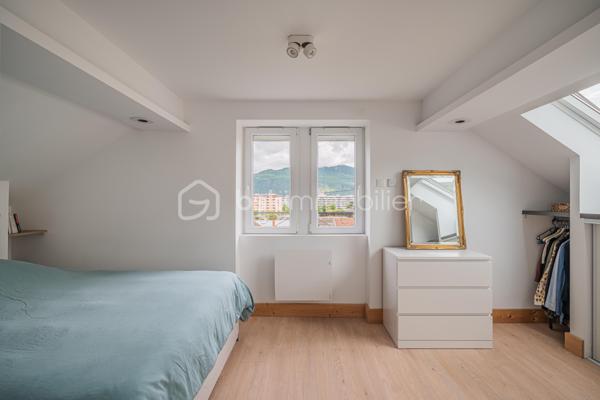 Et si vous profitiez d’un appartement offrant l’esprit d’une petite maison avec son jardin privatif et son espace détente ?

Situé au 2ème et dernier étage d’une petite copropriété de seulement 3 lots, ce charmant 2 pièces entièrement rénové en 2021 séduira immédiatement les amateurs de biens chaleureux, lumineux et parfaitement optimisés.

Dès l’entrée, l’atmosphère est agréable et conviviale. La pièce de vie avec cuisine ouverte profite d’une belle luminosité grâce à sa double exposition Est/Ouest, créant une ambiance douce et accueillante tout au long de la journée.
L’espace nuit propose une belle chambre avec placard intégré, une salle d’eau moderne ainsi qu’un WC indépendant avec espace buanderie.

Mais le véritable coup de cœur se trouve à l’extérieur.
Rare pour un appartement, ce bien bénéficie d’environ 200 m² d’espaces extérieurs avec :
- deux terrasses,
- un jardin privatif,
- et un jacuzzi invitant à profiter pleinement des beaux jours dans une ambiance intimiste et relaxante.

Climatisation réversible, nombreux rangements, rénovation récente et petite copropriété : tout a été pensé pour offrir un cadre de vie confortable et sans travaux.

Un bien idéal pour un couple, un premier achat ou un pied-à-terre recherchant confort, extérieur et qualité de vie à Aix-les-Bains.