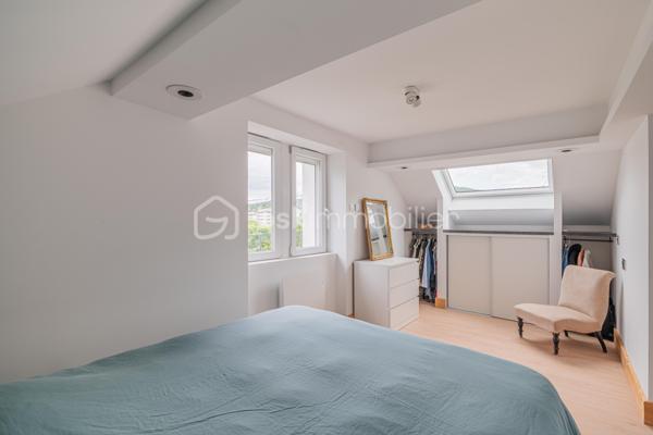 Et si vous profitiez d’un appartement offrant l’esprit d’une petite maison avec son jardin privatif et son espace détente ?

Situé au 2ème et dernier étage d’une petite copropriété de seulement 3 lots, ce charmant 2 pièces entièrement rénové en 2021 séduira immédiatement les amateurs de biens chaleureux, lumineux et parfaitement optimisés.

Dès l’entrée, l’atmosphère est agréable et conviviale. La pièce de vie avec cuisine ouverte profite d’une belle luminosité grâce à sa double exposition Est/Ouest, créant une ambiance douce et accueillante tout au long de la journée.
L’espace nuit propose une belle chambre avec placard intégré, une salle d’eau moderne ainsi qu’un WC indépendant avec espace buanderie.

Mais le véritable coup de cœur se trouve à l’extérieur.
Rare pour un appartement, ce bien bénéficie d’environ 200 m² d’espaces extérieurs avec :
- deux terrasses,
- un jardin privatif,
- et un jacuzzi invitant à profiter pleinement des beaux jours dans une ambiance intimiste et relaxante.

Climatisation réversible, nombreux rangements, rénovation récente et petite copropriété : tout a été pensé pour offrir un cadre de vie confortable et sans travaux.

Un bien idéal pour un couple, un premier achat ou un pied-à-terre recherchant confort, extérieur et qualité de vie à Aix-les-Bains.