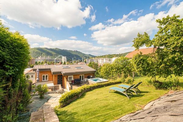 Et si vous profitiez d’un appartement offrant l’esprit d’une petite maison avec son jardin privatif et son espace détente ?

Situé au 2ème et dernier étage d’une petite copropriété de seulement 3 lots, ce charmant 2 pièces entièrement rénové en 2021 séduira immédiatement les amateurs de biens chaleureux, lumineux et parfaitement optimisés.

Dès l’entrée, l’atmosphère est agréable et conviviale. La pièce de vie avec cuisine ouverte profite d’une belle luminosité grâce à sa double exposition Est/Ouest, créant une ambiance douce et accueillante tout au long de la journée.
L’espace nuit propose une belle chambre avec placard intégré, une salle d’eau moderne ainsi qu’un WC indépendant avec espace buanderie.

Mais le véritable coup de cœur se trouve à l’extérieur.
Rare pour un appartement, ce bien bénéficie d’environ 200 m² d’espaces extérieurs avec :
- deux terrasses,
- un jardin privatif,
- et un jacuzzi invitant à profiter pleinement des beaux jours dans une ambiance intimiste et relaxante.

Climatisation réversible, nombreux rangements, rénovation récente et petite copropriété : tout a été pensé pour offrir un cadre de vie confortable et sans travaux.

Un bien idéal pour un couple, un premier achat ou un pied-à-terre recherchant confort, extérieur et qualité de vie à Aix-les-Bains.