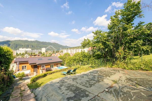 Et si vous profitiez d’un appartement offrant l’esprit d’une petite maison avec son jardin privatif et son espace détente ?

Situé au 2ème et dernier étage d’une petite copropriété de seulement 3 lots, ce charmant 2 pièces entièrement rénové en 2021 séduira immédiatement les amateurs de biens chaleureux, lumineux et parfaitement optimisés.

Dès l’entrée, l’atmosphère est agréable et conviviale. La pièce de vie avec cuisine ouverte profite d’une belle luminosité grâce à sa double exposition Est/Ouest, créant une ambiance douce et accueillante tout au long de la journée.
L’espace nuit propose une belle chambre avec placard intégré, une salle d’eau moderne ainsi qu’un WC indépendant avec espace buanderie.

Mais le véritable coup de cœur se trouve à l’extérieur.
Rare pour un appartement, ce bien bénéficie d’environ 200 m² d’espaces extérieurs avec :
- deux terrasses,
- un jardin privatif,
- et un jacuzzi invitant à profiter pleinement des beaux jours dans une ambiance intimiste et relaxante.

Climatisation réversible, nombreux rangements, rénovation récente et petite copropriété : tout a été pensé pour offrir un cadre de vie confortable et sans travaux.

Un bien idéal pour un couple, un premier achat ou un pied-à-terre recherchant confort, extérieur et qualité de vie à Aix-les-Bains.