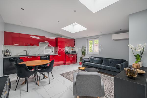 Et si vous profitiez d’un appartement offrant l’esprit d’une petite maison avec son jardin privatif et son espace détente ?

Situé au 2ème et dernier étage d’une petite copropriété de seulement 3 lots, ce charmant 2 pièces entièrement rénové en 2021 séduira immédiatement les amateurs de biens chaleureux, lumineux et parfaitement optimisés.

Dès l’entrée, l’atmosphère est agréable et conviviale. La pièce de vie avec cuisine ouverte profite d’une belle luminosité grâce à sa double exposition Est/Ouest, créant une ambiance douce et accueillante tout au long de la journée.
L’espace nuit propose une belle chambre avec placard intégré, une salle d’eau moderne ainsi qu’un WC indépendant avec espace buanderie.

Mais le véritable coup de cœur se trouve à l’extérieur.
Rare pour un appartement, ce bien bénéficie d’environ 200 m² d’espaces extérieurs avec :
- deux terrasses,
- un jardin privatif,
- et un jacuzzi invitant à profiter pleinement des beaux jours dans une ambiance intimiste et relaxante.

Climatisation réversible, nombreux rangements, rénovation récente et petite copropriété : tout a été pensé pour offrir un cadre de vie confortable et sans travaux.

Un bien idéal pour un couple, un premier achat ou un pied-à-terre recherchant confort, extérieur et qualité de vie à Aix-les-Bains.