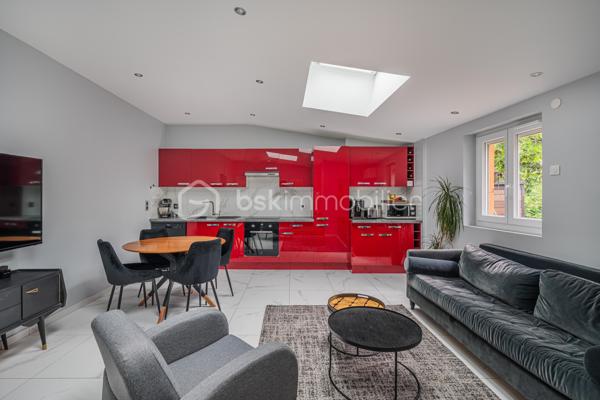 Et si vous profitiez d’un appartement offrant l’esprit d’une petite maison avec son jardin privatif et son espace détente ?

Situé au 2ème et dernier étage d’une petite copropriété de seulement 3 lots, ce charmant 2 pièces entièrement rénové en 2021 séduira immédiatement les amateurs de biens chaleureux, lumineux et parfaitement optimisés.

Dès l’entrée, l’atmosphère est agréable et conviviale. La pièce de vie avec cuisine ouverte profite d’une belle luminosité grâce à sa double exposition Est/Ouest, créant une ambiance douce et accueillante tout au long de la journée.
L’espace nuit propose une belle chambre avec placard intégré, une salle d’eau moderne ainsi qu’un WC indépendant avec espace buanderie.

Mais le véritable coup de cœur se trouve à l’extérieur.
Rare pour un appartement, ce bien bénéficie d’environ 200 m² d’espaces extérieurs avec :
- deux terrasses,
- un jardin privatif,
- et un jacuzzi invitant à profiter pleinement des beaux jours dans une ambiance intimiste et relaxante.

Climatisation réversible, nombreux rangements, rénovation récente et petite copropriété : tout a été pensé pour offrir un cadre de vie confortable et sans travaux.

Un bien idéal pour un couple, un premier achat ou un pied-à-terre recherchant confort, extérieur et qualité de vie à Aix-les-Bains.