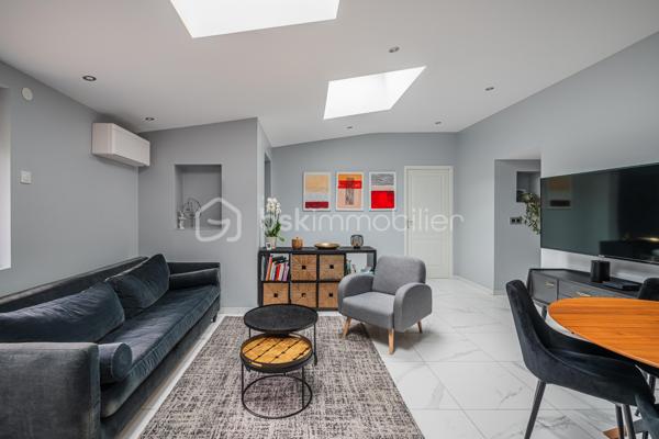 Et si vous profitiez d’un appartement offrant l’esprit d’une petite maison avec son jardin privatif et son espace détente ?

Situé au 2ème et dernier étage d’une petite copropriété de seulement 3 lots, ce charmant 2 pièces entièrement rénové en 2021 séduira immédiatement les amateurs de biens chaleureux, lumineux et parfaitement optimisés.

Dès l’entrée, l’atmosphère est agréable et conviviale. La pièce de vie avec cuisine ouverte profite d’une belle luminosité grâce à sa double exposition Est/Ouest, créant une ambiance douce et accueillante tout au long de la journée.
L’espace nuit propose une belle chambre avec placard intégré, une salle d’eau moderne ainsi qu’un WC indépendant avec espace buanderie.

Mais le véritable coup de cœur se trouve à l’extérieur.
Rare pour un appartement, ce bien bénéficie d’environ 200 m² d’espaces extérieurs avec :
- deux terrasses,
- un jardin privatif,
- et un jacuzzi invitant à profiter pleinement des beaux jours dans une ambiance intimiste et relaxante.

Climatisation réversible, nombreux rangements, rénovation récente et petite copropriété : tout a été pensé pour offrir un cadre de vie confortable et sans travaux.

Un bien idéal pour un couple, un premier achat ou un pied-à-terre recherchant confort, extérieur et qualité de vie à Aix-les-Bains.