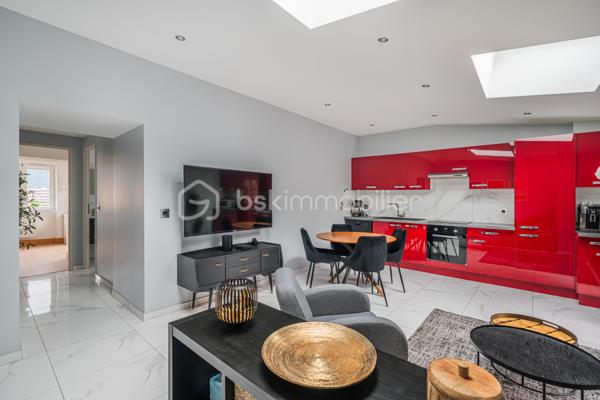 Et si vous profitiez d’un appartement offrant l’esprit d’une petite maison avec son jardin privatif et son espace détente ?

Situé au 2ème et dernier étage d’une petite copropriété de seulement 3 lots, ce charmant 2 pièces entièrement rénové en 2021 séduira immédiatement les amateurs de biens chaleureux, lumineux et parfaitement optimisés.

Dès l’entrée, l’atmosphère est agréable et conviviale. La pièce de vie avec cuisine ouverte profite d’une belle luminosité grâce à sa double exposition Est/Ouest, créant une ambiance douce et accueillante tout au long de la journée.
L’espace nuit propose une belle chambre avec placard intégré, une salle d’eau moderne ainsi qu’un WC indépendant avec espace buanderie.

Mais le véritable coup de cœur se trouve à l’extérieur.
Rare pour un appartement, ce bien bénéficie d’environ 200 m² d’espaces extérieurs avec :
- deux terrasses,
- un jardin privatif,
- et un jacuzzi invitant à profiter pleinement des beaux jours dans une ambiance intimiste et relaxante.

Climatisation réversible, nombreux rangements, rénovation récente et petite copropriété : tout a été pensé pour offrir un cadre de vie confortable et sans travaux.

Un bien idéal pour un couple, un premier achat ou un pied-à-terre recherchant confort, extérieur et qualité de vie à Aix-les-Bains.
