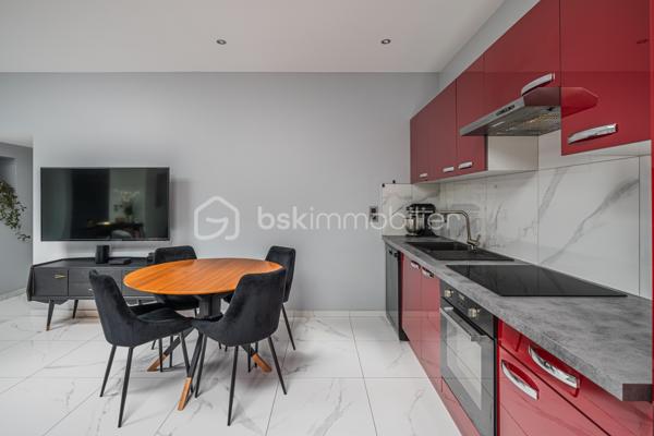 Et si vous profitiez d’un appartement offrant l’esprit d’une petite maison avec son jardin privatif et son espace détente ?

Situé au 2ème et dernier étage d’une petite copropriété de seulement 3 lots, ce charmant 2 pièces entièrement rénové en 2021 séduira immédiatement les amateurs de biens chaleureux, lumineux et parfaitement optimisés.

Dès l’entrée, l’atmosphère est agréable et conviviale. La pièce de vie avec cuisine ouverte profite d’une belle luminosité grâce à sa double exposition Est/Ouest, créant une ambiance douce et accueillante tout au long de la journée.
L’espace nuit propose une belle chambre avec placard intégré, une salle d’eau moderne ainsi qu’un WC indépendant avec espace buanderie.

Mais le véritable coup de cœur se trouve à l’extérieur.
Rare pour un appartement, ce bien bénéficie d’environ 200 m² d’espaces extérieurs avec :
- deux terrasses,
- un jardin privatif,
- et un jacuzzi invitant à profiter pleinement des beaux jours dans une ambiance intimiste et relaxante.

Climatisation réversible, nombreux rangements, rénovation récente et petite copropriété : tout a été pensé pour offrir un cadre de vie confortable et sans travaux.

Un bien idéal pour un couple, un premier achat ou un pied-à-terre recherchant confort, extérieur et qualité de vie à Aix-les-Bains.