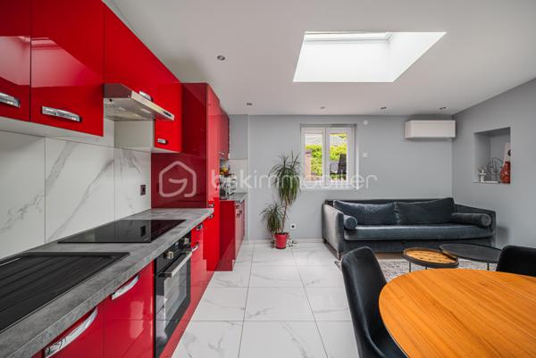 Et si vous profitiez d’un appartement offrant l’esprit d’une petite maison avec son jardin privatif et son espace détente ?

Situé au 2ème et dernier étage d’une petite copropriété de seulement 3 lots, ce charmant 2 pièces entièrement rénové en 2021 séduira immédiatement les amateurs de biens chaleureux, lumineux et parfaitement optimisés.

Dès l’entrée, l’atmosphère est agréable et conviviale. La pièce de vie avec cuisine ouverte profite d’une belle luminosité grâce à sa double exposition Est/Ouest, créant une ambiance douce et accueillante tout au long de la journée.
L’espace nuit propose une belle chambre avec placard intégré, une salle d’eau moderne ainsi qu’un WC indépendant avec espace buanderie.

Mais le véritable coup de cœur se trouve à l’extérieur.
Rare pour un appartement, ce bien bénéficie d’environ 200 m² d’espaces extérieurs avec :
- deux terrasses,
- un jardin privatif,
- et un jacuzzi invitant à profiter pleinement des beaux jours dans une ambiance intimiste et relaxante.

Climatisation réversible, nombreux rangements, rénovation récente et petite copropriété : tout a été pensé pour offrir un cadre de vie confortable et sans travaux.

Un bien idéal pour un couple, un premier achat ou un pied-à-terre recherchant confort, extérieur et qualité de vie à Aix-les-Bains.