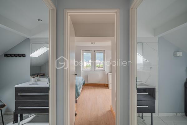 Et si vous profitiez d’un appartement offrant l’esprit d’une petite maison avec son jardin privatif et son espace détente ?

Situé au 2ème et dernier étage d’une petite copropriété de seulement 3 lots, ce charmant 2 pièces entièrement rénové en 2021 séduira immédiatement les amateurs de biens chaleureux, lumineux et parfaitement optimisés.

Dès l’entrée, l’atmosphère est agréable et conviviale. La pièce de vie avec cuisine ouverte profite d’une belle luminosité grâce à sa double exposition Est/Ouest, créant une ambiance douce et accueillante tout au long de la journée.
L’espace nuit propose une belle chambre avec placard intégré, une salle d’eau moderne ainsi qu’un WC indépendant avec espace buanderie.

Mais le véritable coup de cœur se trouve à l’extérieur.
Rare pour un appartement, ce bien bénéficie d’environ 200 m² d’espaces extérieurs avec :
- deux terrasses,
- un jardin privatif,
- et un jacuzzi invitant à profiter pleinement des beaux jours dans une ambiance intimiste et relaxante.

Climatisation réversible, nombreux rangements, rénovation récente et petite copropriété : tout a été pensé pour offrir un cadre de vie confortable et sans travaux.

Un bien idéal pour un couple, un premier achat ou un pied-à-terre recherchant confort, extérieur et qualité de vie à Aix-les-Bains.