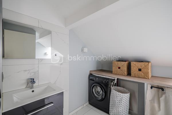 Et si vous profitiez d’un appartement offrant l’esprit d’une petite maison avec son jardin privatif et son espace détente ?

Situé au 2ème et dernier étage d’une petite copropriété de seulement 3 lots, ce charmant 2 pièces entièrement rénové en 2021 séduira immédiatement les amateurs de biens chaleureux, lumineux et parfaitement optimisés.

Dès l’entrée, l’atmosphère est agréable et conviviale. La pièce de vie avec cuisine ouverte profite d’une belle luminosité grâce à sa double exposition Est/Ouest, créant une ambiance douce et accueillante tout au long de la journée.
L’espace nuit propose une belle chambre avec placard intégré, une salle d’eau moderne ainsi qu’un WC indépendant avec espace buanderie.

Mais le véritable coup de cœur se trouve à l’extérieur.
Rare pour un appartement, ce bien bénéficie d’environ 200 m² d’espaces extérieurs avec :
- deux terrasses,
- un jardin privatif,
- et un jacuzzi invitant à profiter pleinement des beaux jours dans une ambiance intimiste et relaxante.

Climatisation réversible, nombreux rangements, rénovation récente et petite copropriété : tout a été pensé pour offrir un cadre de vie confortable et sans travaux.

Un bien idéal pour un couple, un premier achat ou un pied-à-terre recherchant confort, extérieur et qualité de vie à Aix-les-Bains.