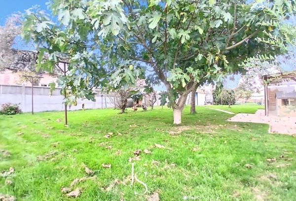 Maison de plain-pied sur sous-sol semi-enterré, refaite à neuf