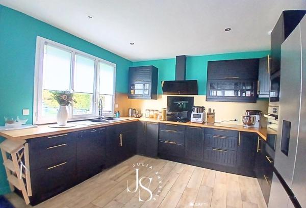 Maison de plain-pied sur sous-sol semi-enterré, refaite à neuf