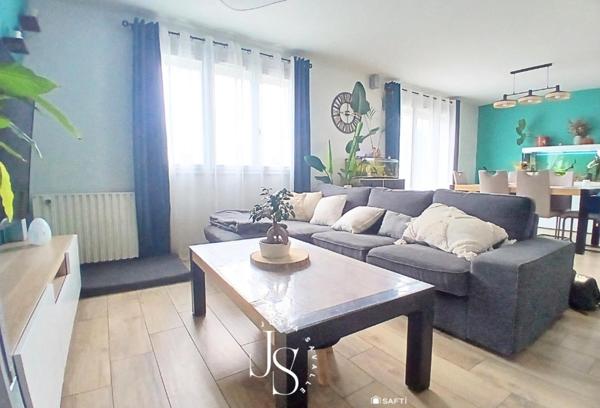 Maison de plain-pied sur sous-sol semi-enterré, refaite à neuf