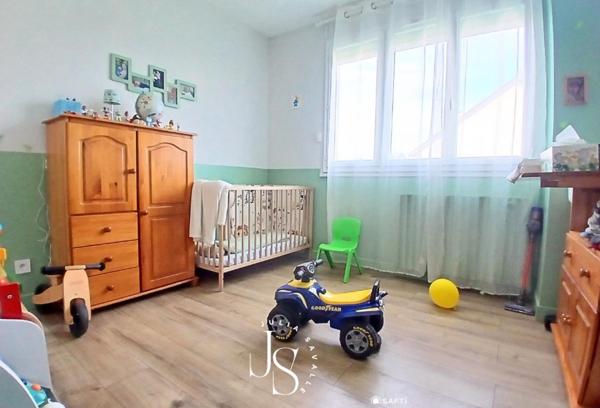 Maison de plain-pied sur sous-sol semi-enterré, refaite à neuf