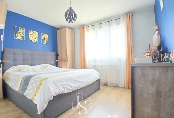 Maison de plain-pied sur sous-sol semi-enterré, refaite à neuf