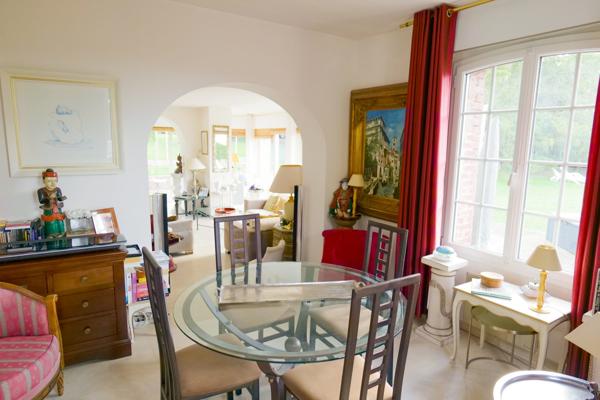 Villa anglo-normande d’exception avec vue mer, proche de Deauville.