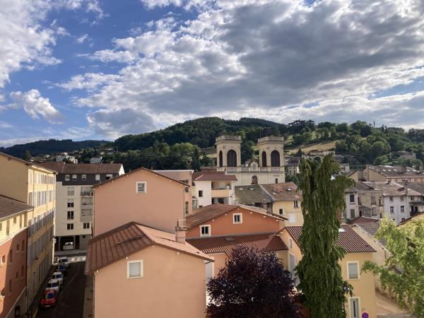 T3 AVEC CAVE ET STATIONNEMENT - CHAUFFAGE COMPRIS