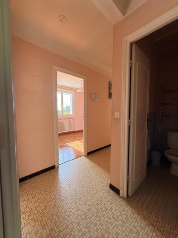 Maison familiale avec dépendances, piscine et terrain