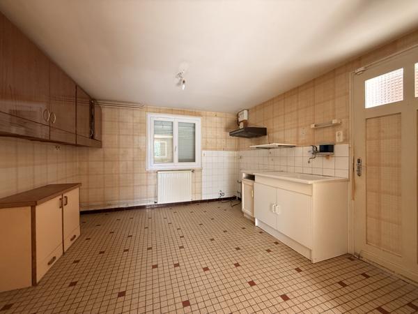 Maison familiale avec dépendances, piscine et terrain